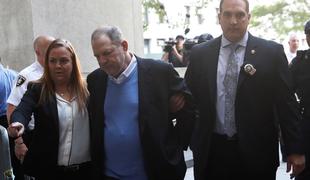 Weinstein se je predal policiji, obtožen je tudi posilstva #video