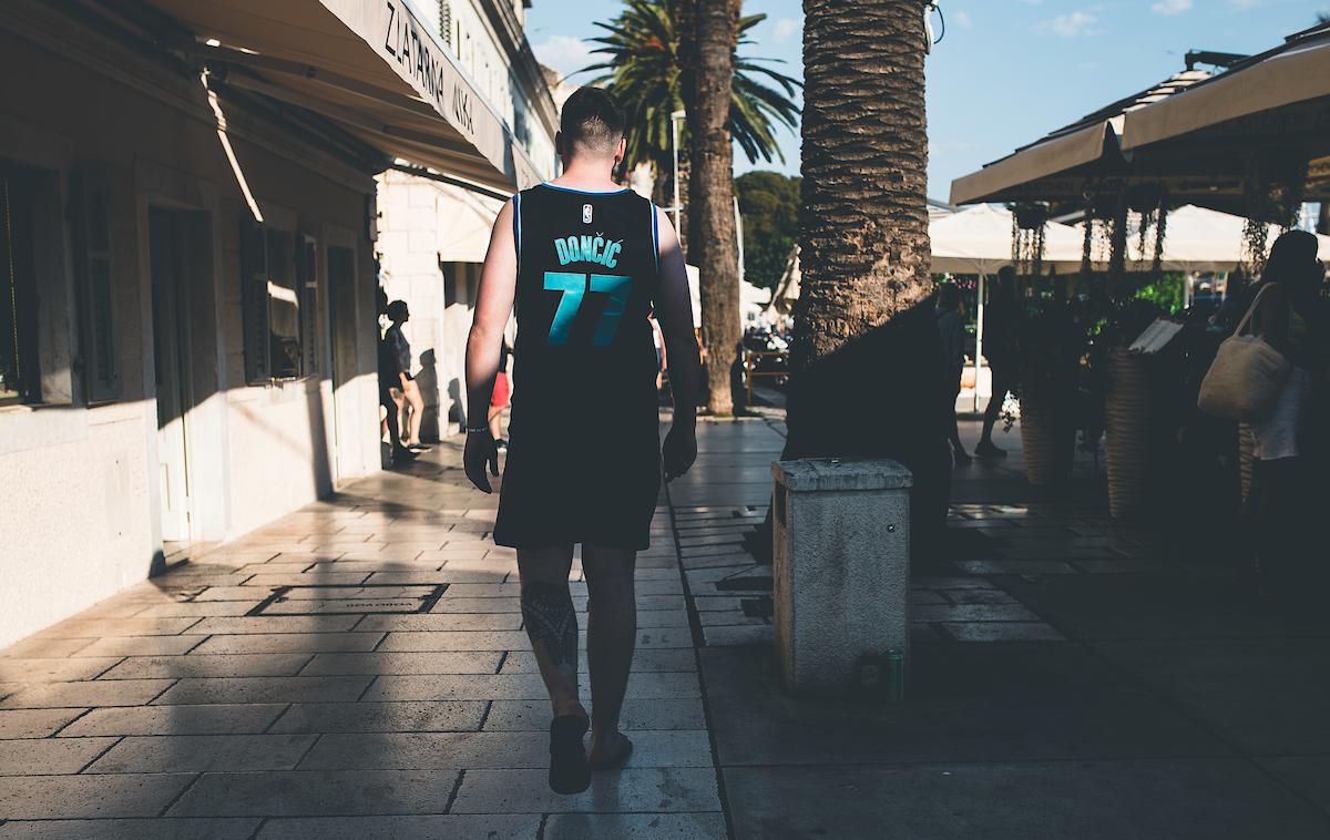 Split Dalmacija Riva | Na splitskih ulicah lahko naletiš tudi na turiste iz držav, ki niso kaj prida navezane na košarko, a nosijo dres z zdaj že znamenito številko 77. | Foto Grega Valančič/Sportida