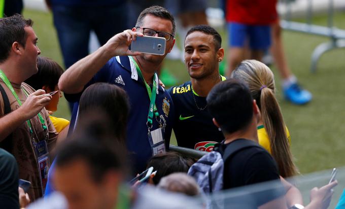 Neymar je v Braziliji edini res pravi zvezdnik in kot tak seveda vseskozi v središču pozornosti. | Foto: Reuters