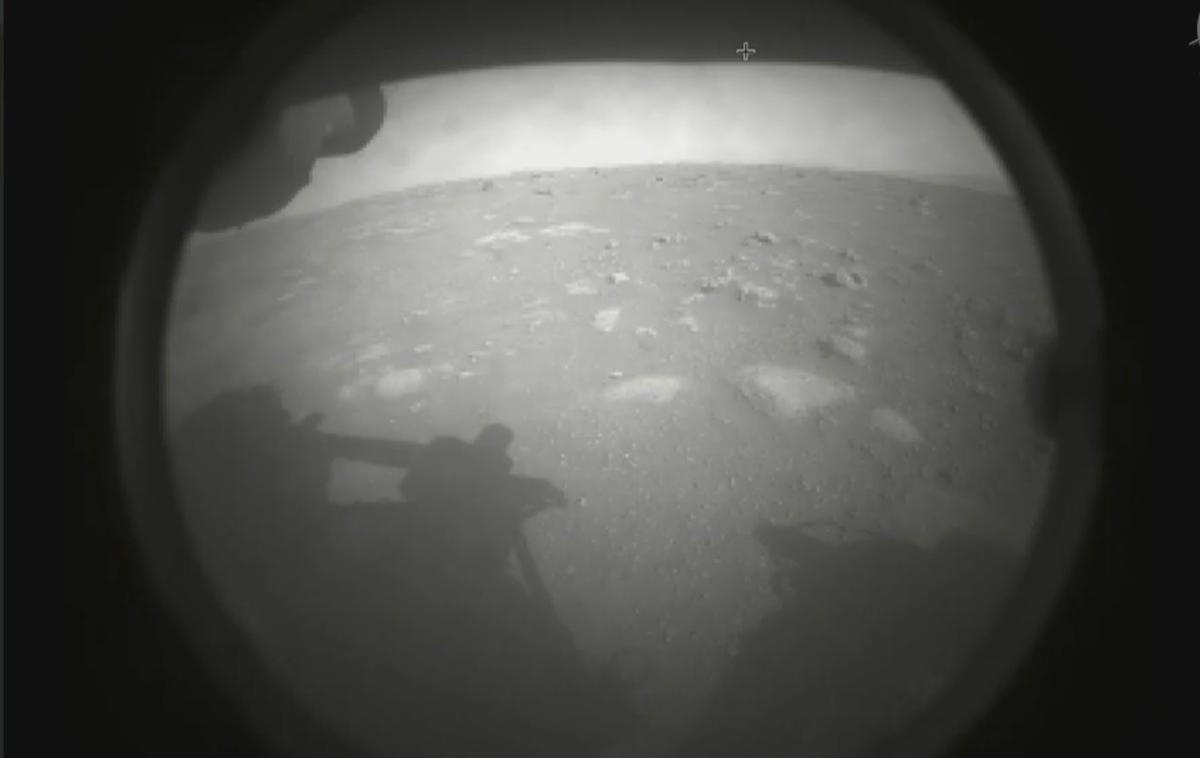 Nasa na Marsu | Nekaj sekund po pristanku je rover že poslal prve posnetke z Marsa. | Foto NASA
