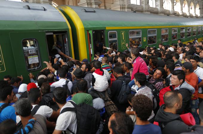 Odločitev Merklove iz septembra 2015, da dovoli množičen in nenadzorovan val migrantov po tako imenovani balkanski poti, je resno zamajala EU. | Foto: Reuters