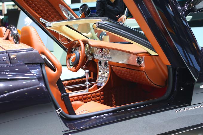 Spyker je sicer na razstavišče zapeljal eno leto star avtomobil C8 preliator, ki pa ima še vedno eno najzanimivejših notranjosti. Polna je podrobnosti in tudi povezav z letalsko industrijo, iz katere znamka tudi izvira. | Foto: Gregor Pavšič