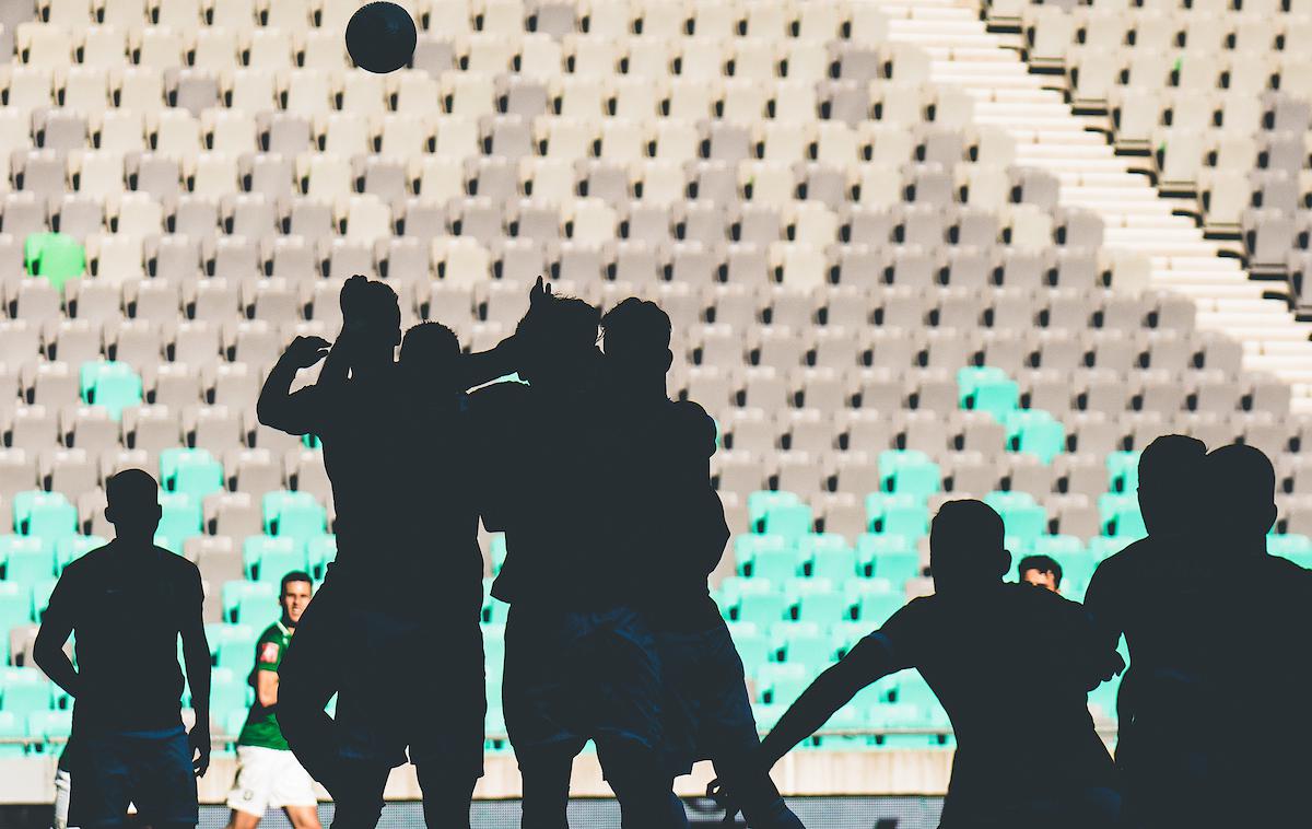NK Olimpija : NK Maribor, prva liga | Spreminja se čas veljavnosti testa, ki ga morajo predložiti športniki in člani njihovih ekip, ki se udeležujejo tekmovanj, drugo organizacijsko osebje, ki sodeluje pri izvedbi tekmovanj, ter gledalci. Iz 72 ur je veljavnost testiranj znižana na 48 ur. | Foto Grega Valančič/Sportida
