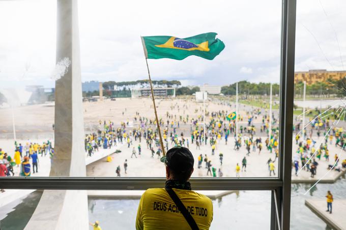 Več sto privržencev nekdanjega brazilskega predsednika Jaira Bolsonara je vdrlo na območje kongresa v Brasilii. | Foto: Reuters