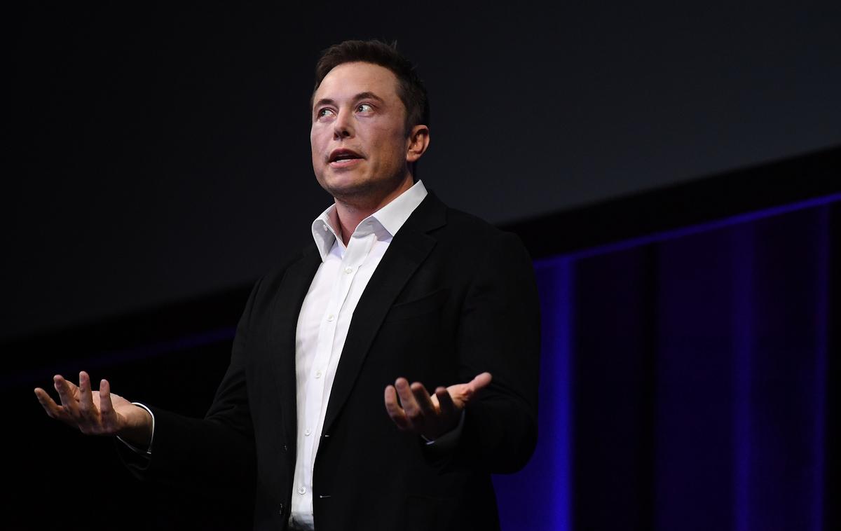 Elon Musk | Elon Musk velja za podjetnika, ki rešuje velike probleme človeštva. Med drugim velja za enega od utemeljiteljev sodobnega spletnega bančništva (PayPal), sodobnega serijskega električnega avtomobila (Tesla), cenejših prevozov tovora in morda kmalu tudi posadke v vesolje (SpaceX). Odpraviti želi tudi dolge potovalne čase (Hyperloop in Boring Company), z Neuralinkom pa želi zagotoviti, da bo lahko človeštvo živelo v sožitju z umetno inteligenco, ko ta postane pametnejša od nas. | Foto Getty Images