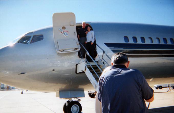 Ghislaine Maxwell z Billom Clintonom ob vkrcanju v Epsteinovo zloglasno zasebno letalo | Foto: Profimedia