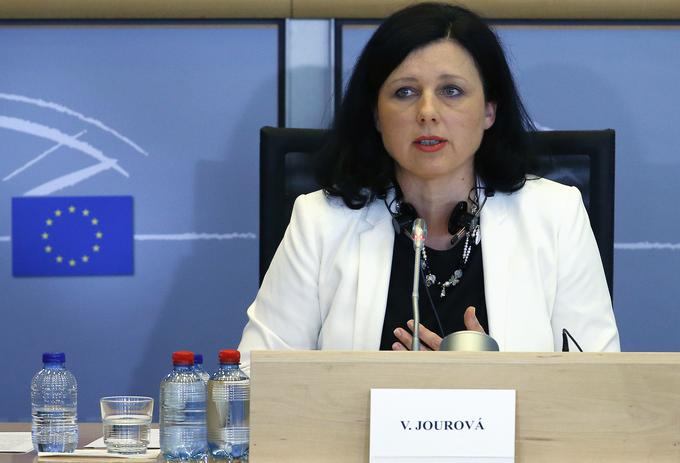 Poleg Belgije, Bolgarije, Italije, Estonije in Latvije je komisarka Vera Jourova Slovenijo izpostavila tudi med redkimi članicami, ki imajo standarde o najdaljšem sprejemljivem obdobju za nerešene zadeve. | Foto: Reuters