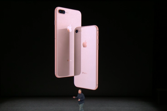 iPhone 8 Plus (levo) in iPhone 8 (desno) | Foto: Apple | Foto: 