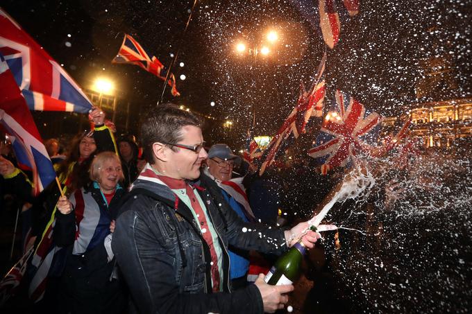 Za velik del britanskih volivcev so bili dolga leta dežurni krivci bruseljski evrokrati, ki naj bi ogrožali britansko suverenost. Na fotografiji: množica proslavlja odhod Velike Britanije iz EU 31. januarja 2020. | Foto: Guliverimage/Vladimir Fedorenko
