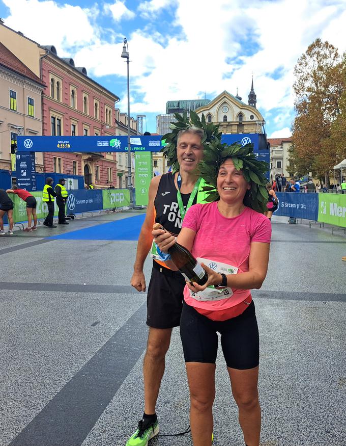 Tekača iz Hrvaške, ki sta takole proslavila svoj prvi opravljeni maraton. | Foto: Alenka Teran Košir