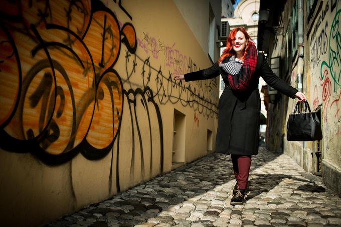 Nataša iz množice slovenskih modnih blogerk izstopa zahvaljujoč barvi las in rdeči šminki, ki ji je vedno zvesta. | Foto: Vid Ponikvar