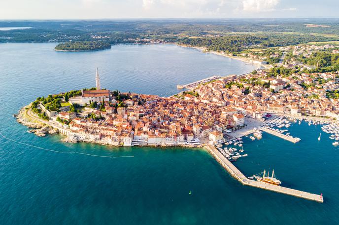 Istra Rovinj | Ocenjujejo, da je v Istri skoraj 50 tisoč nezakonito zgrajenih objektov. Samo na območju Mandriola je bilo prejšnji teden zaprtih 14 gradbišč, mesto Vodjan pa je izdalo odločbe za rušenje. | Foto Getty Images