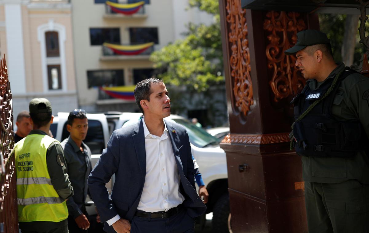 Juan Guaido | Ob razglasitvi izrednih razmer bi imel samooklicani začasni predsednik več možnosti, da v Venezuelo dostavi mednarodno pomoč. | Foto Reuters