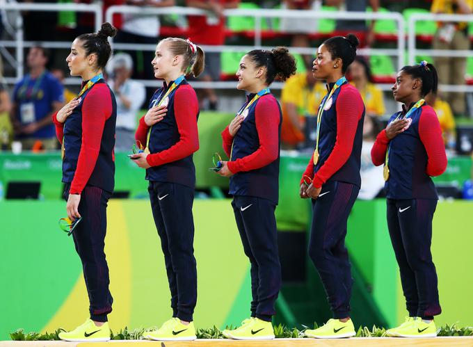 Prizor, ki je razjezil Američane, po mnenju katerih Gabby Douglas ob podelitvi zlate kolajne ni bila dovolj "patriotska". | Foto: Getty Images