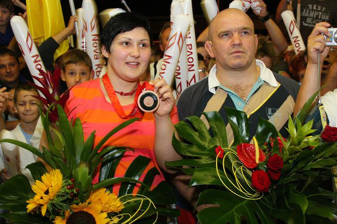 S trenerjem Fabjanom po vrnitvi iz Pekinga, kjer je osvojila bronasto odličje v kategoriji 78+. To je največji uspeh v karieri Polavderjeve, ki se je vso kariero ob drobni postavi kosala s precej težjimi tekmicami, ki jih je premagovala predvsem s hitrostjo in veliko mero telesne kondicije. Leta 2007 je bila druga na svetovnem prvenstvu v Riu de Janeiru, leta 2010 je na Dunaju postala evropska prvakinja, leto pozneje pa je na evropskem prvenstvu v Carigradu osvojila bron. V zbirki ima še pet bronastih odličij za evropskega prvenstva. | Foto: Mediaspeed
