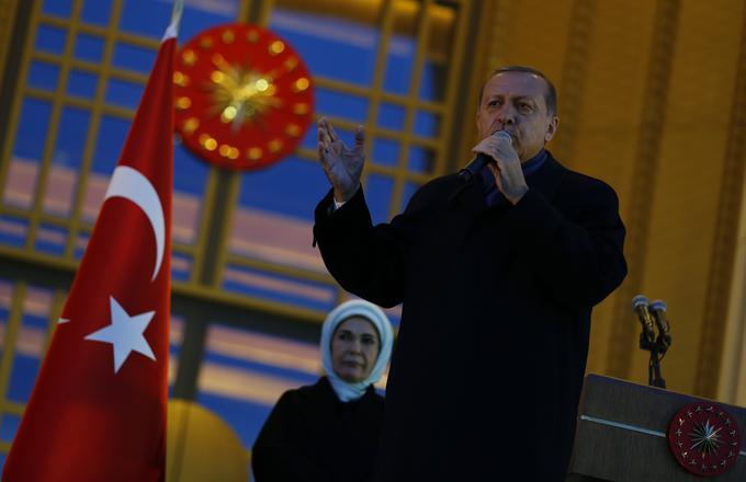Kulturna rekonfiguracija se dogaja tudi doma. Erdoganova referendumska zmaga je še ena tesna zmaga lokalne kulture in vere nad univerzalnim in globalnim.  | Foto: Reuters