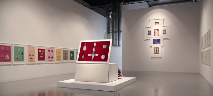 Razstava Nova religija britanskega umetnika Damiena Hirsta je v Muzeju sodobne umetnosti v Novem Sadu na ogled do 14. oktobra (foto: YouTube). | Foto: 