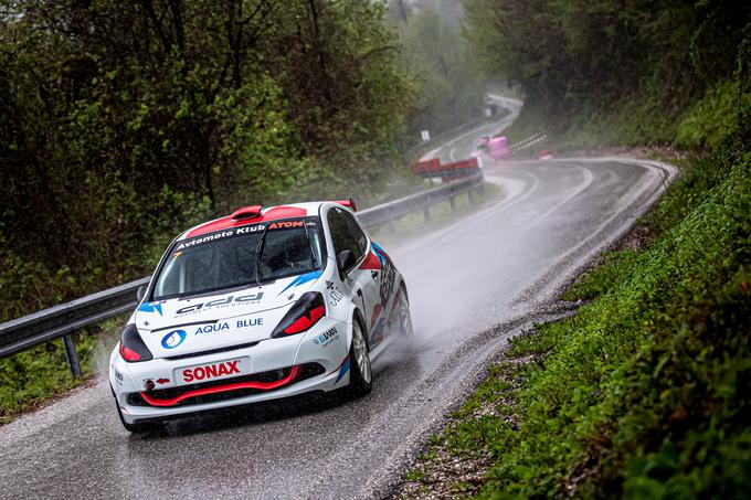 Na mokri cesti lahko kljub dvokolesnemu pogonu doseže odlične rezultate. V takih pogojih tekmeci tudi s štirikolesnim pogonom nekoliko težje spravijo vso moč na cesto. | Foto: WRC Croatia