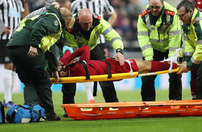 Mohamed Salah je na sobotni tekmi prejel udarec v glavo. | Foto: Reuters