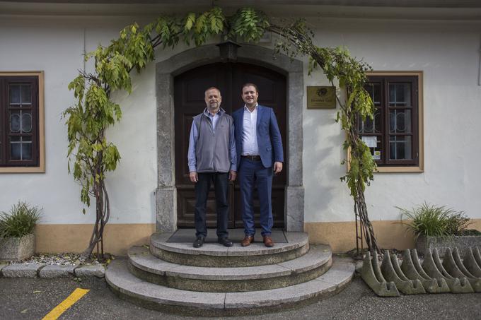 Jože in njegov nečak Aleš sta zdaj prva moža gostilne Čad. Jože je direktor podjetja, Aleš vodi gostilno. | Foto: Matej Leskovšek