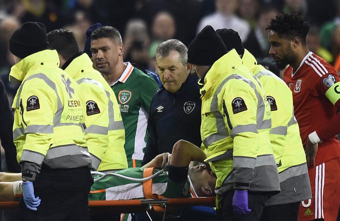Branilec Irske in Evertona Seamus Coleman bo zaradi dvojnega zloma noge počival zelo dolgo časa. | Foto: Reuters