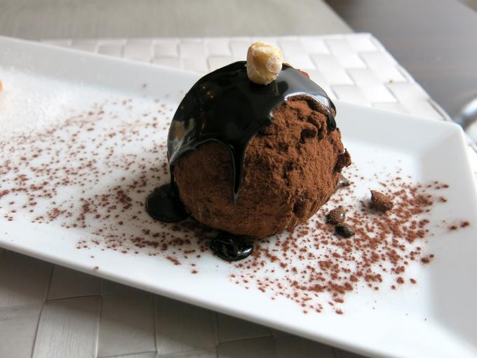 Črni tartuf: v kakav povaljana krogla čokoladnega in vaniljevega sladoleda | Foto: Miha First