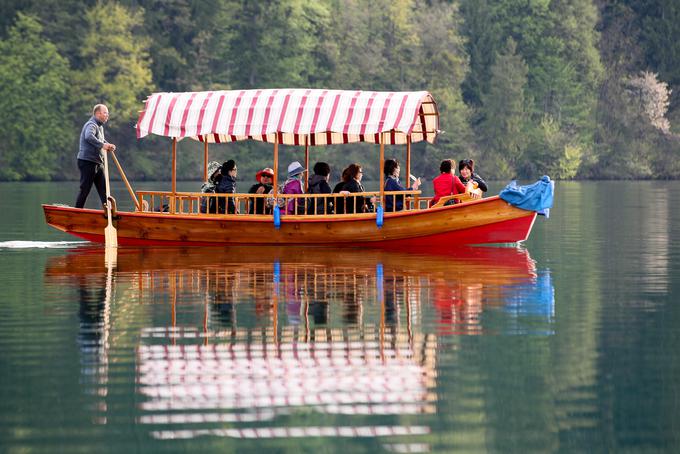 Vožnja s pletno na otok je ena od blejskih znamenitosti. Gre za dva metra širok in sedem metrov dolg lesen čoln, katerega zgodovina sega v 12. stoletje. | Foto: Matic Klanšek Velej/Sportida