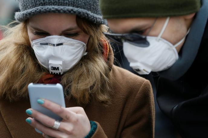 Pametni telefon, koronavirus | Sodobne tehnologije so nam zelo pomagale med pandemijo, a je ta vendarle spremenila tudi njihovo usodo. | Foto Reuters