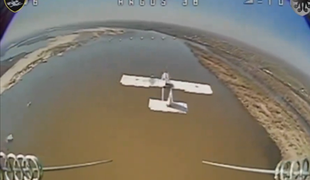 Oglejte si spopad ukrajinskega in ruskega drona #video