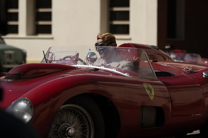 Poleg nevarnosti vožnje teh prehitrih in prelahkih avtomobilov Ferrari prikaže tudi užitek, ki vodi v zasvojenost s hitrostjo. | Foto: Blitz Film & Video Distribution