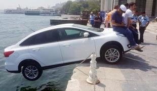 Turki sedeli na avtomobilu in preprečili njegov padec v morje