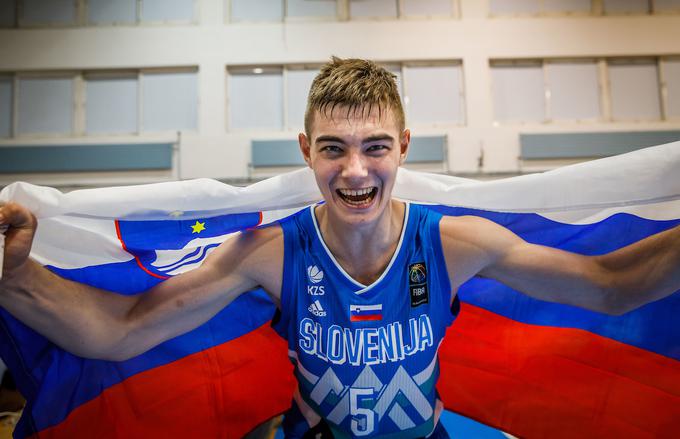 S slovensko izbrano vrsto do 18 let je leta 2019 osvojil bronasto odličje na evropskem prvenstvu. Izbran je bil tudi v najboljšo peterko tistega turnirja. | Foto: Vid Ponikvar/Sportida