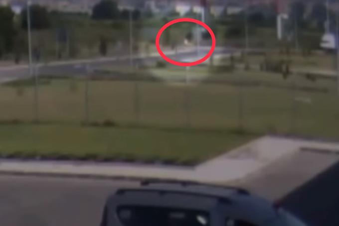 Kakovost je slaba, a videoposnetek prikazuje Larsa Mittanka med plezanjem čez letališko ograjo. To je sicer tudi zadnji prizor, na katerem je mogoče videti Larsa Mittanka.  | Foto: YouTube