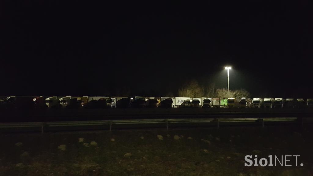 Avtocesta počivališče tovornjaki