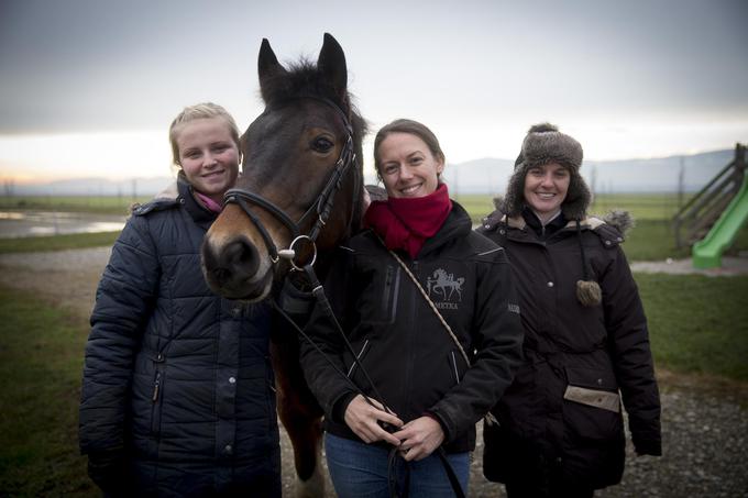 Terapevtski konj mora biti zelo komunikativen. (Terapevtke Nastja, Metka in Vanja z Angelom) | Foto: 