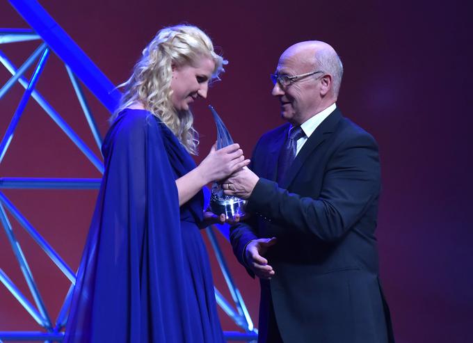 Velenškova je prejela tudi posebno nagrado Olimpijskega komiteja Slovenije. Plamenico ji je izročil predsednik OKS Bogdan Gabrovec. | Foto: Bobo