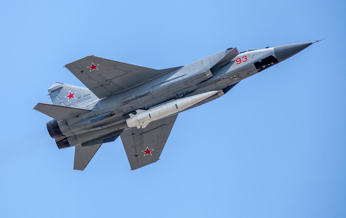 Rusko vojaško letalo | Ukrajina se pred rusko invazijo brani že več kot 17 mesecev. | Foto Shutterstock