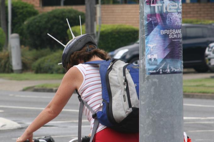 Nekateri avstralski kolesarji nosijo posebne čelade, ki so napadalnim srakam zmožne vrniti milo za drago. | Foto: 