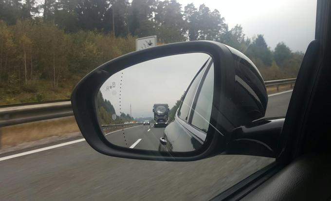 Pogled v vzvratno ogledalo razkriva enega najbolj nenavadnih tovornjakov, ki je gostoval na slovenskih avtocestah. | Foto: Metka Prezelj