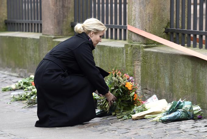 Februarja 2015 je islamski skrajnež v Köbenhavnu v treh napadih umoril dva človeka. Ena od žrtev je bil tudi danski Jud, ki ga je napadalec ustrelil pred köbenhavnsko sinagogo. Cvetje pred sinagogo je položila tudi Thorning-Schmidtova. | Foto: Reuters