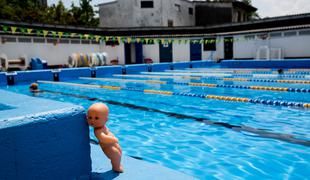 Otrok po utapljanju v bazenu v Ljubljani v smrtni nevarnosti