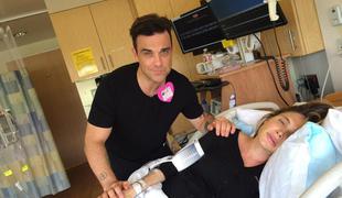 Robbie Williams se zabava, medtem ko njegova žena rojeva (video)