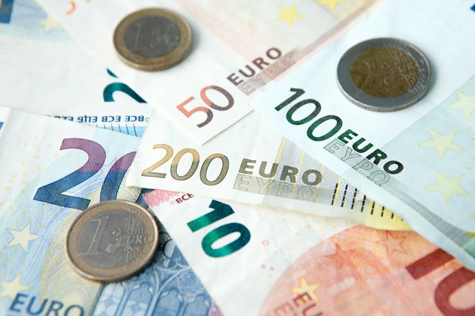 denar, evro | Zavod RS za zaposlovanje je doslej izvedel dve izplačili v skupni višini 35 milijonov evrov. | Foto Getty Images