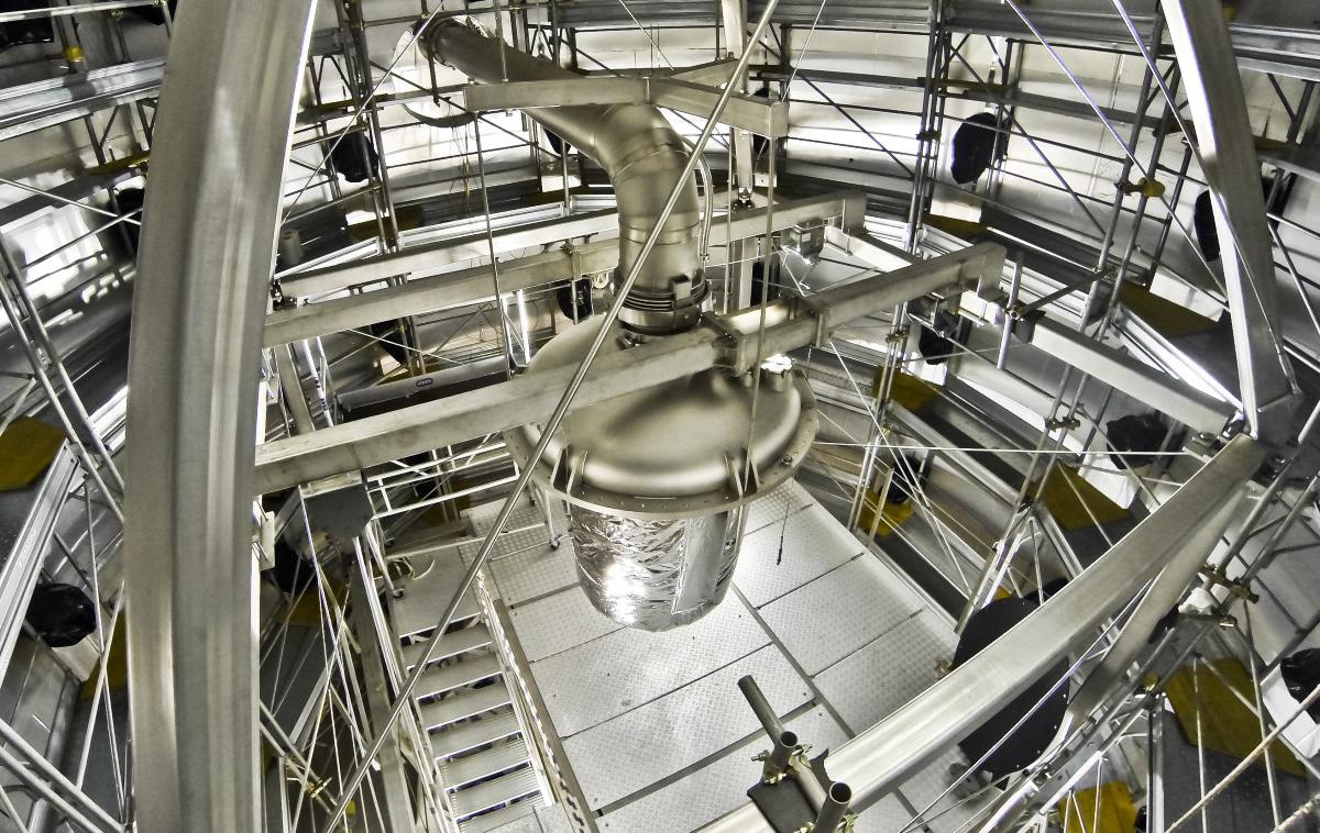 Xenon Experiment | V valjasti posodi je približno 3.000 kilogramov super-čistega in na prijetnih minus 95 stopinj Celzija ohlajenega tekočega ksenona-124. Med postopkom zaznavanja razpada ksenonovih atomskih jeder je celotna okolica valjaste posode polna vode. Vse skupaj se namreč nahaja v velikanski vodni komori.  | Foto Xenon Experiment