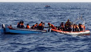 Ladja z več kot 300 rešenimi migranti prispela v Španijo