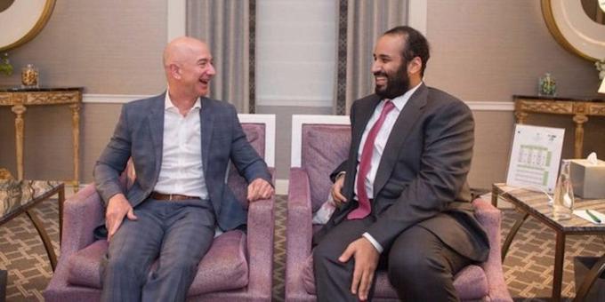 Ustanovitelj Amazona Jeff Bezos in savdski princ Mohamed bin Salman na konzulatu Savdske Arabije v ZDA 31. marca 2018.  | Foto: Konzulat Savdske Arabije v ZDA