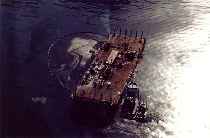 Eno od plovil, s katerimi so z morske gladine preusmerjali in zbirali nafto.  | Foto: Reuters