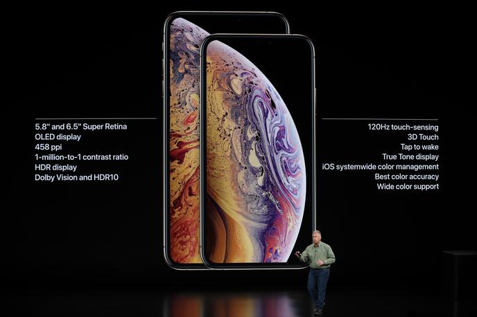 iPhone XS | S premišljeno izbiro delno črnega ozadja na oglaševalskih in predstavitvenih gradivih je Apple zvito skril zarezo na vrhu zaslona ter štel pike in ločljivost zaslona, kot da je ne bi bilo, navajata prvopodpisana tožnika. | Foto Reuters