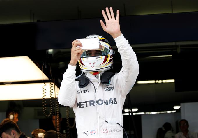 V formuli E konkurečnost prinaša tudi priljubljenost na socialnih omrežjih. Lewis Hamilton ima na Instagramu 3,3 milijone, na Twitterju pa 3,8 milijona sledilcev. | Foto: Reuters