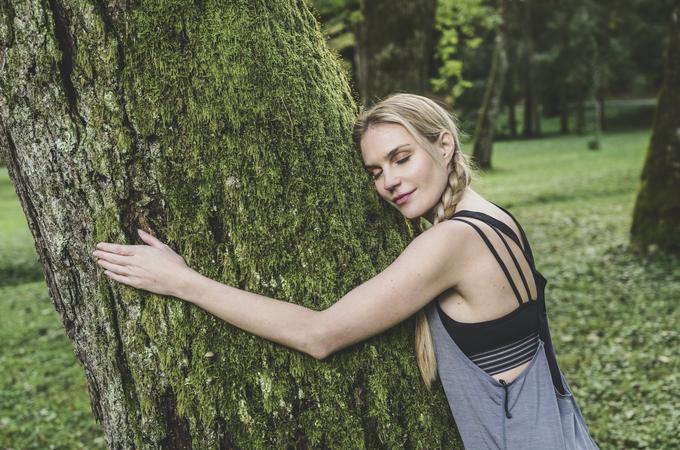 Že majhni koraki, kot je denimo objem drevesa, so dovolj za občutenje prvih pozitivnih učinkov selfnessa na vaše telo. | Foto: Tent film | Foto: 